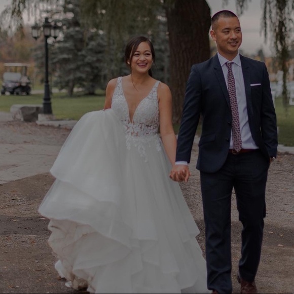 Beautiful Ballgown Tulle Wedding Dress - Picture 4 of 8